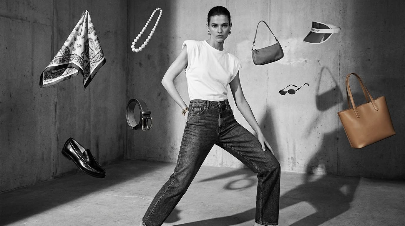 Vaqueros y camiseta blanca: cinco looks con los accesorios